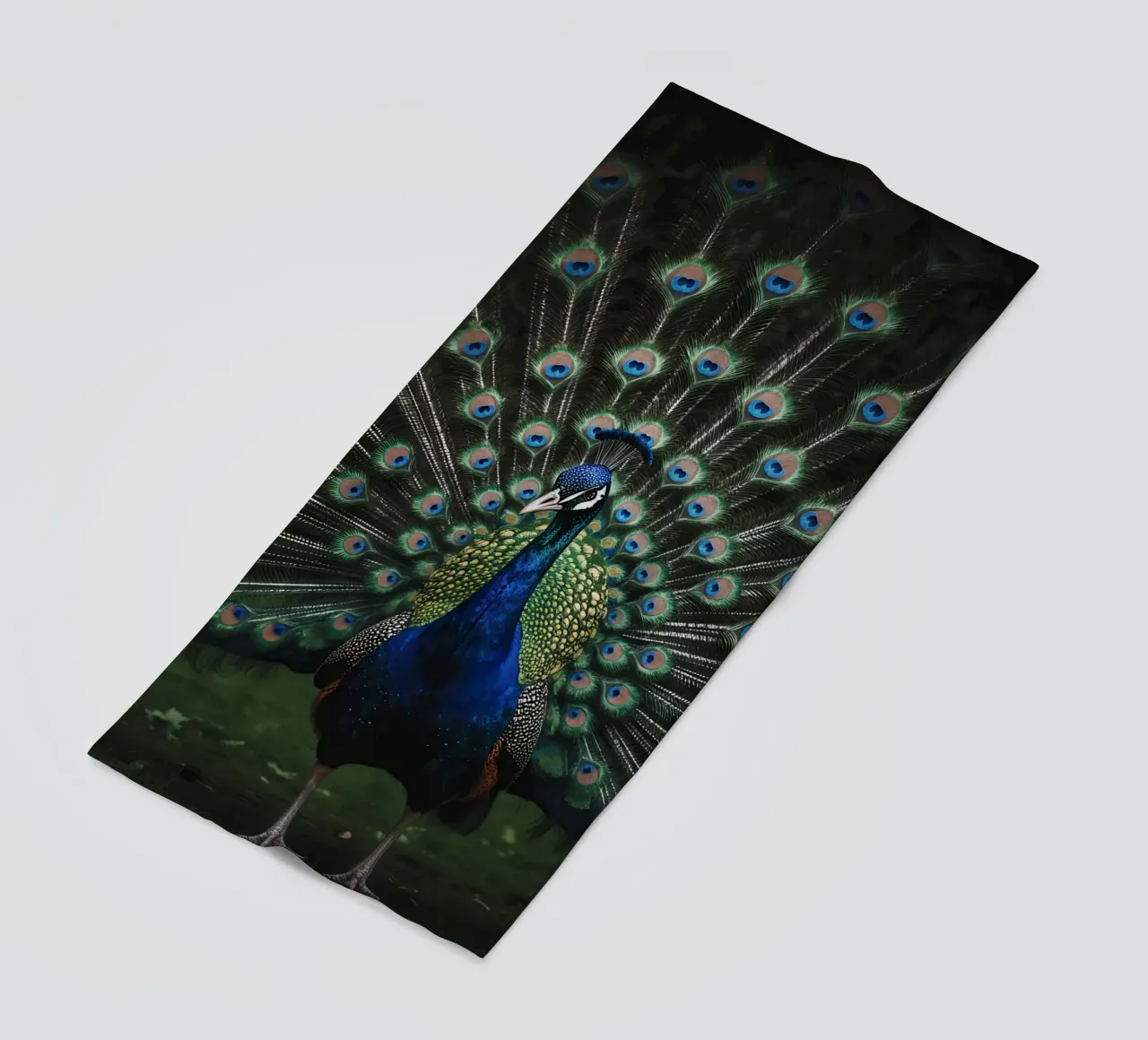 Peacock with Full Tail Display telo mare da Attaboy Dsgn