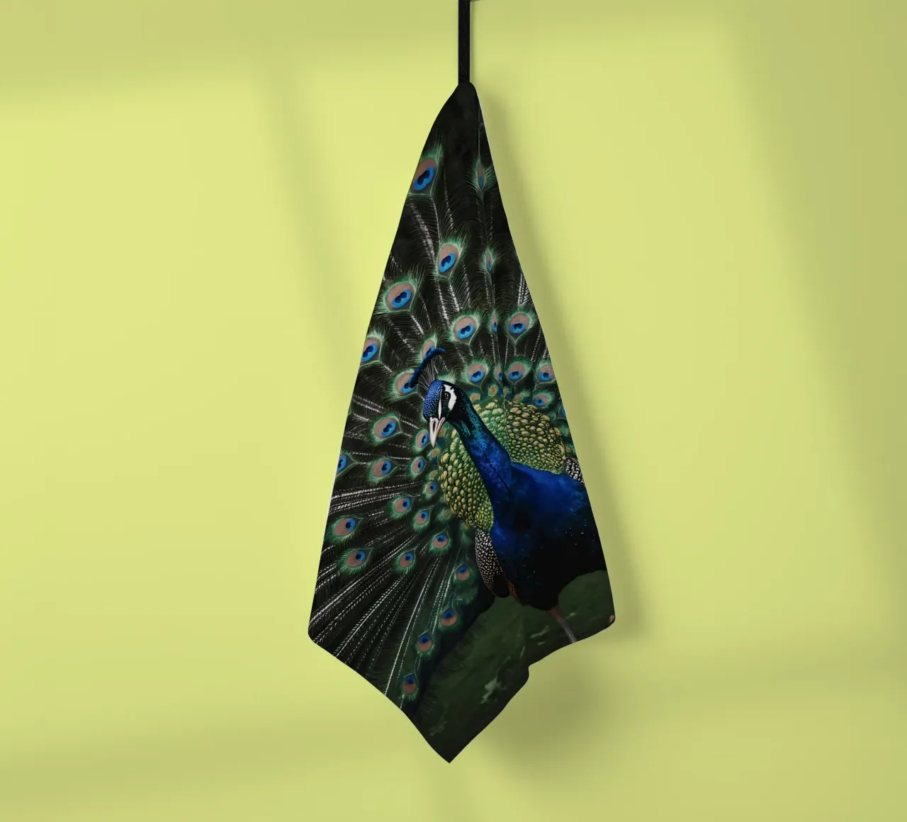 Peacock with Full Tail Display Geschirrtuch von Attaboy Dsgn