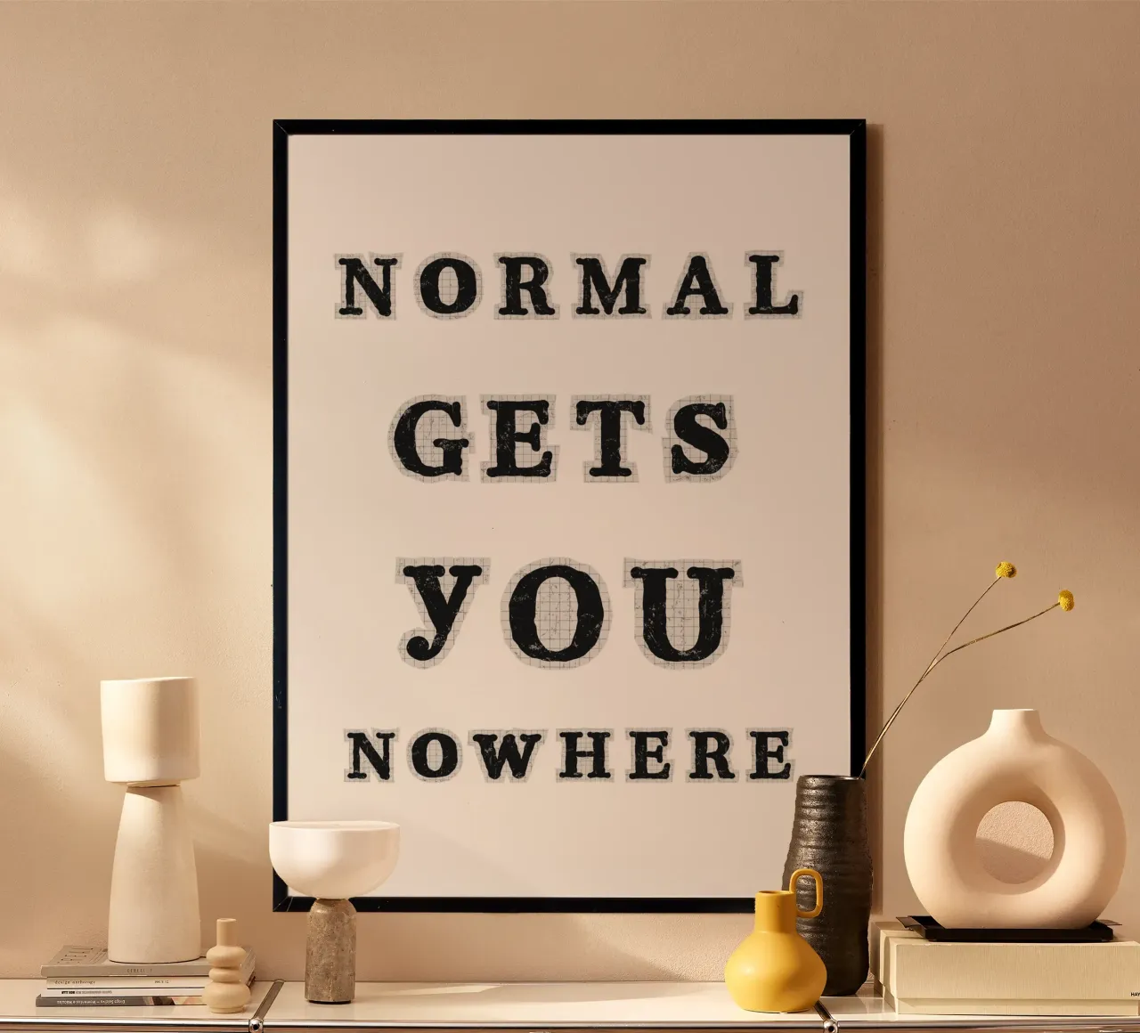 Normal gets you nowhere poster con telaio in legno da PinkCandyWalls