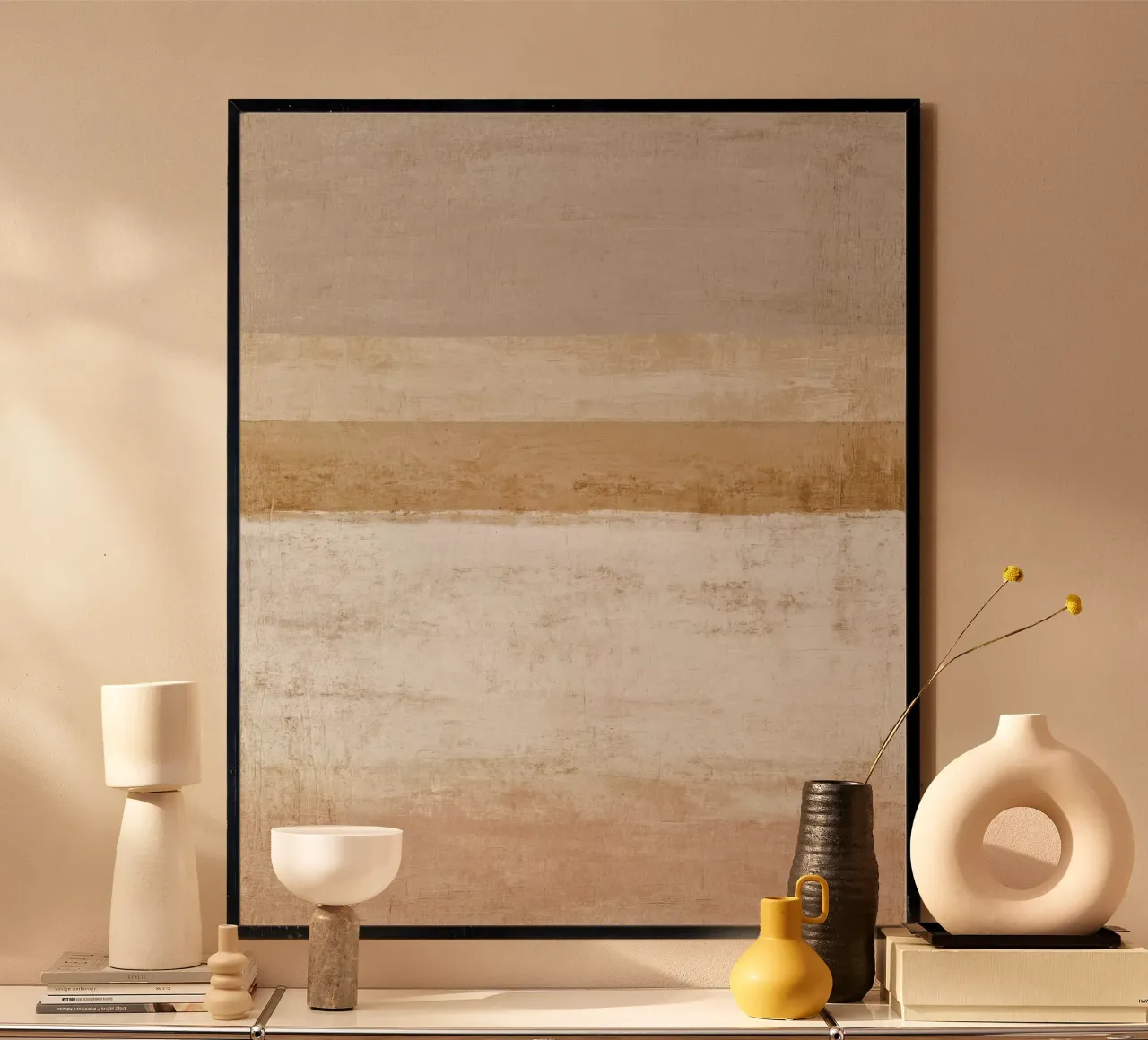 Peinture abstraite minimaliste texturée dans des tons neutres et chauds poster avec cadre en aluminium de Artbyvo