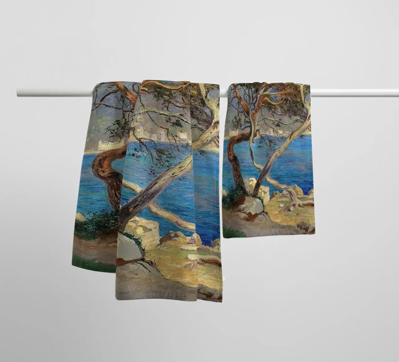 Pine trees at Cap Martin Coastal Landscape asciugamano da bagno da apoloprints