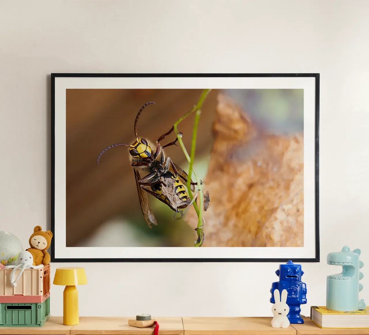 Bee Gaze – Close-Up Fine Art Print Poster mit Aluminium Rahmen von jay