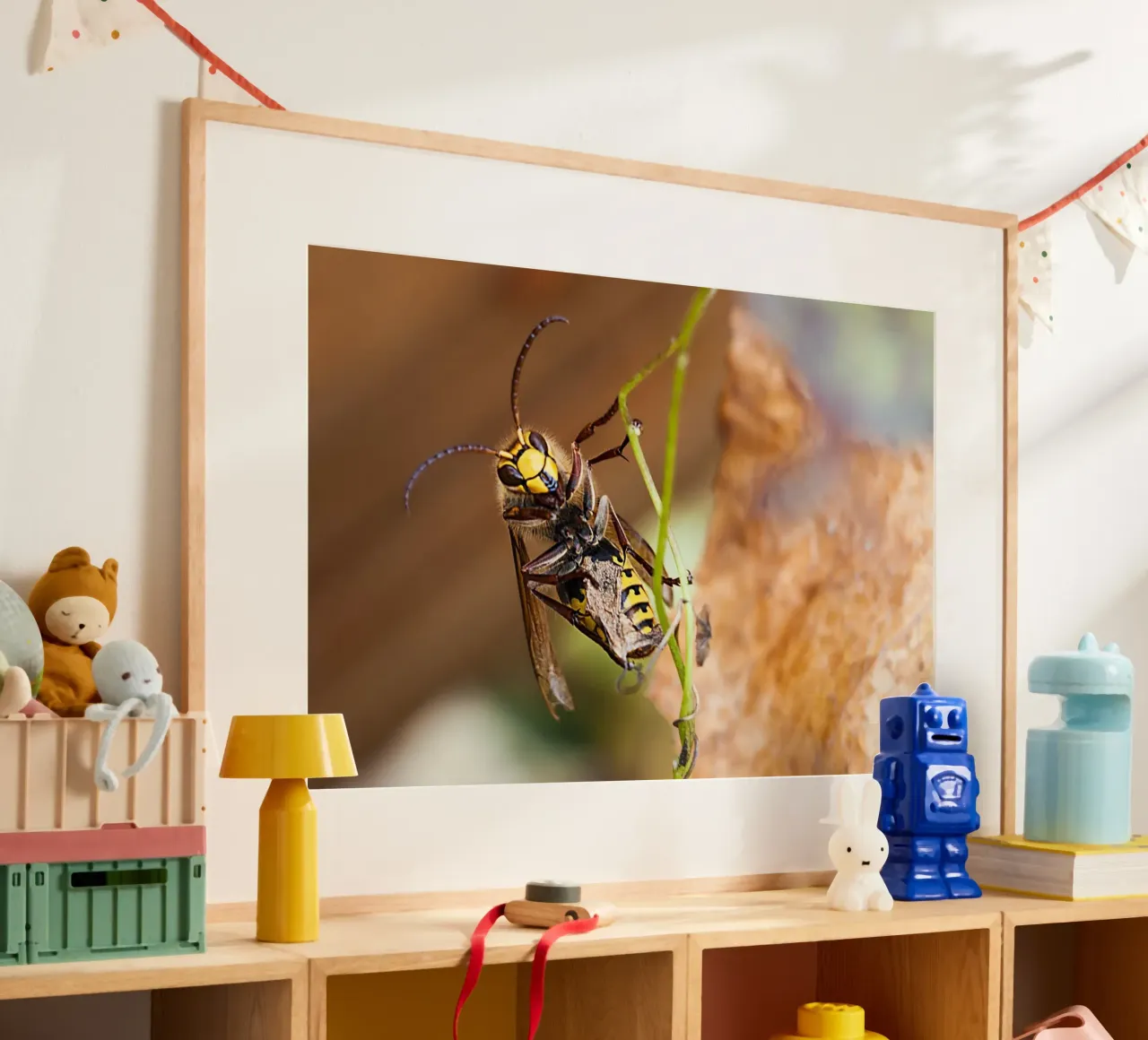Bee Gaze – Close-Up Fine Art Print Poster mit Aluminium Rahmen von jay