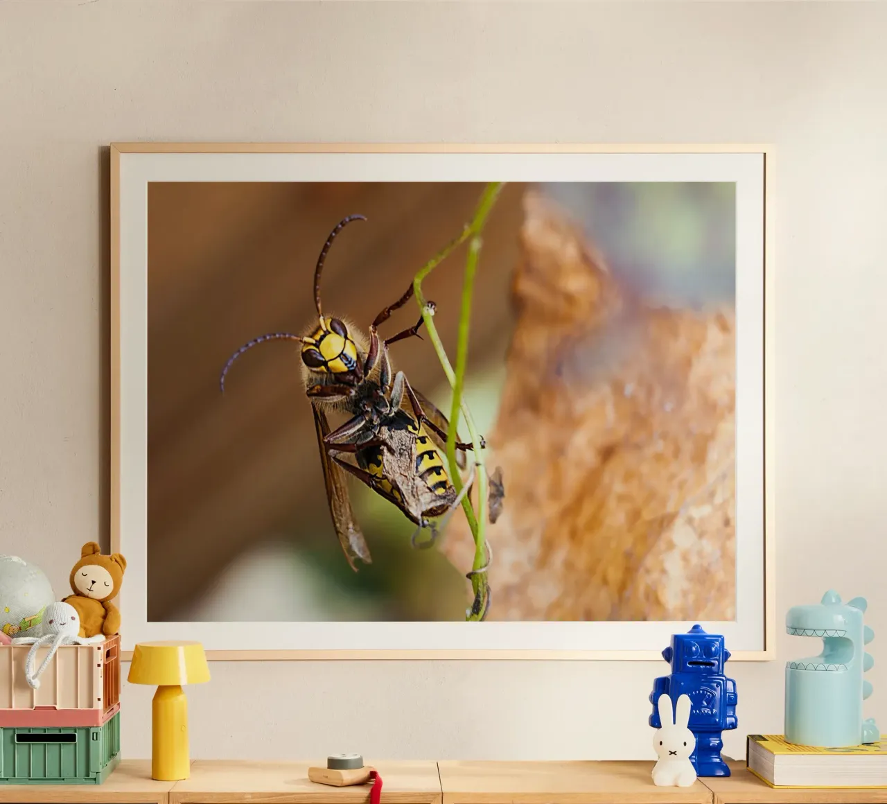 Bee Gaze – Close-Up Fine Art Print Poster mit Aluminium Rahmen von jay