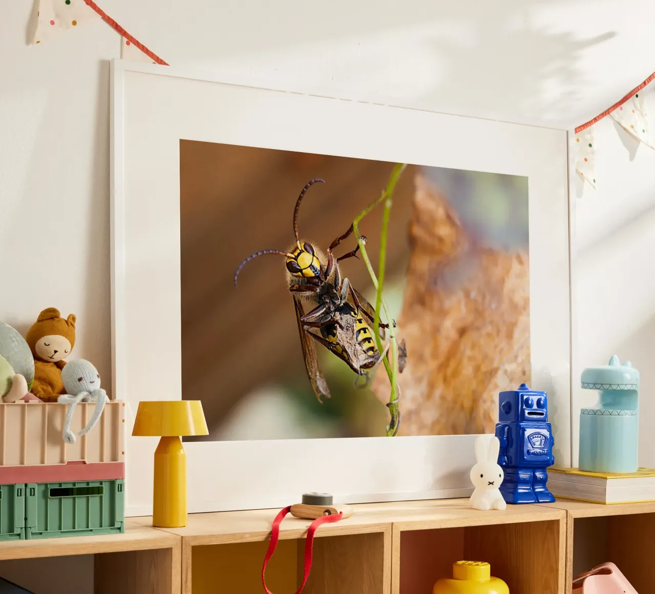Bee Gaze – Close-Up Fine Art Print Poster mit Aluminium Rahmen von jay