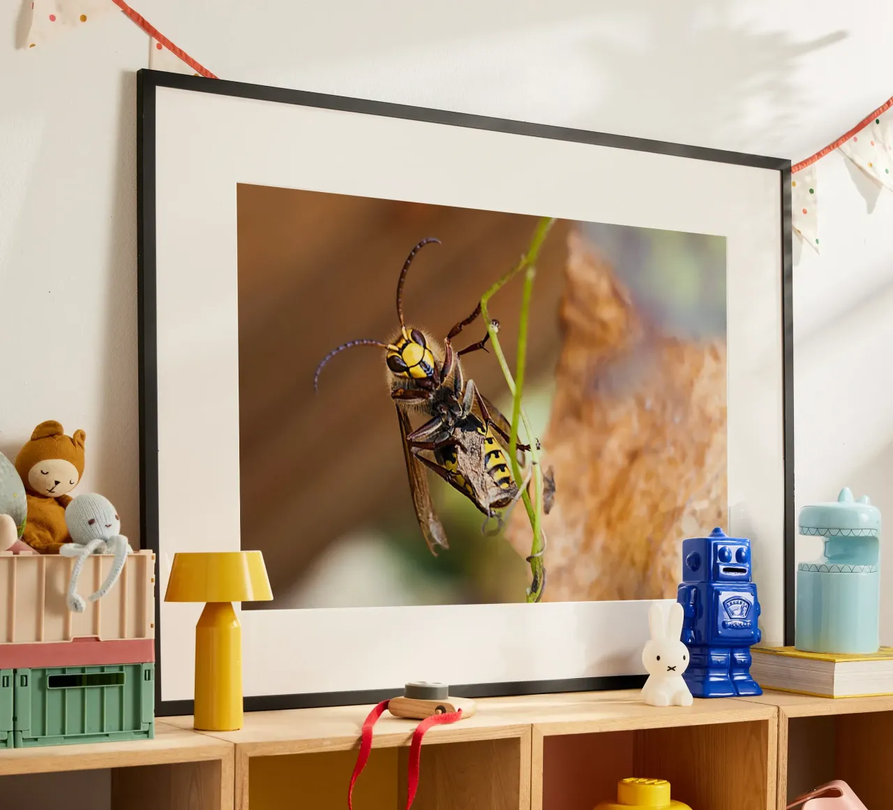 Bee Gaze – Close-Up Fine Art Print Poster mit Aluminium Rahmen von jay