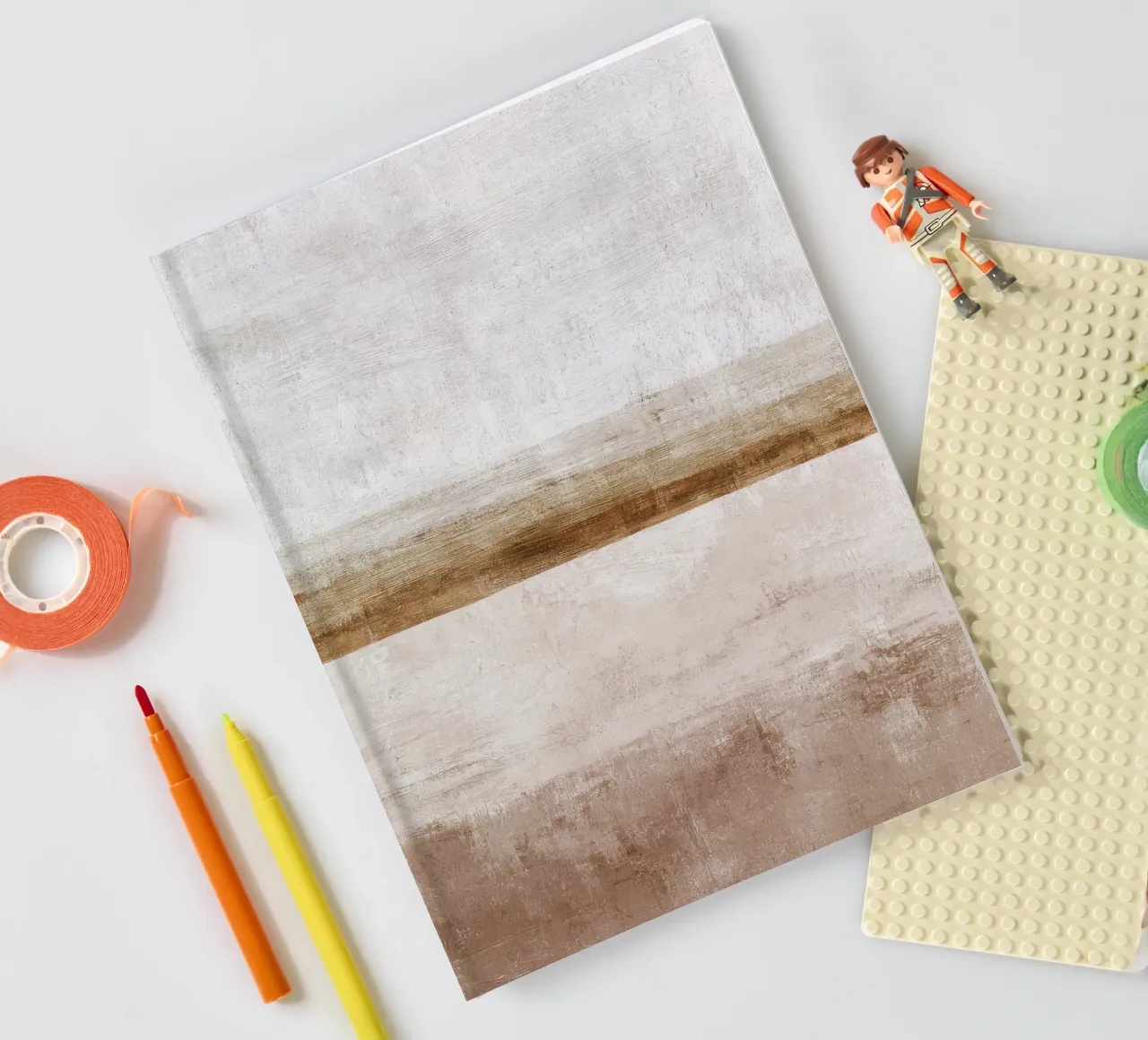 Minimalistisches abstraktes Gemälde mit strukturierten Beige-Schichten Notizbuch von Artbyvo