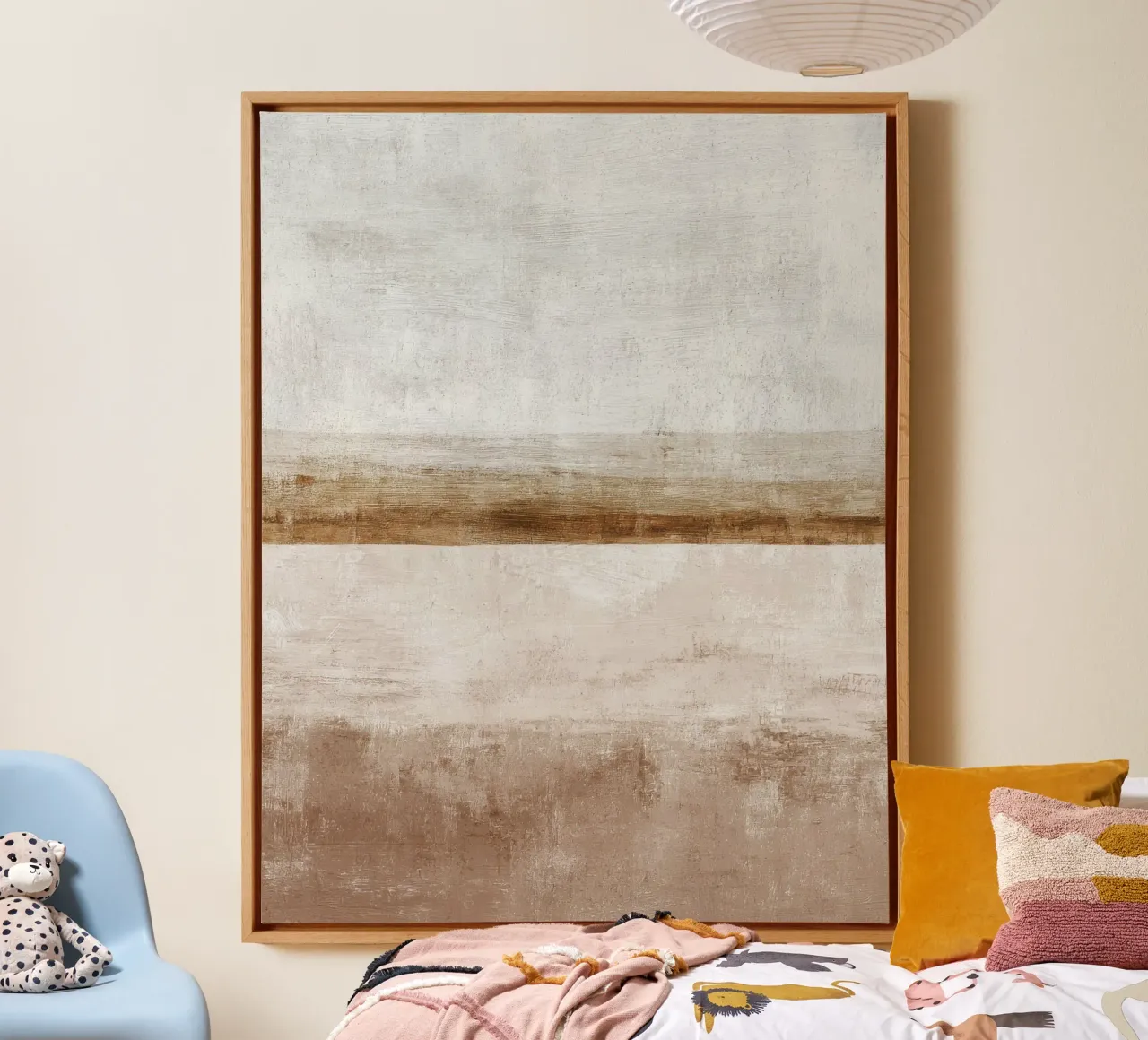 Minimalistisches abstraktes Gemälde mit strukturierten Beige-Schichten Leinwand mit Schattenfugenrahmen von Artbyvo