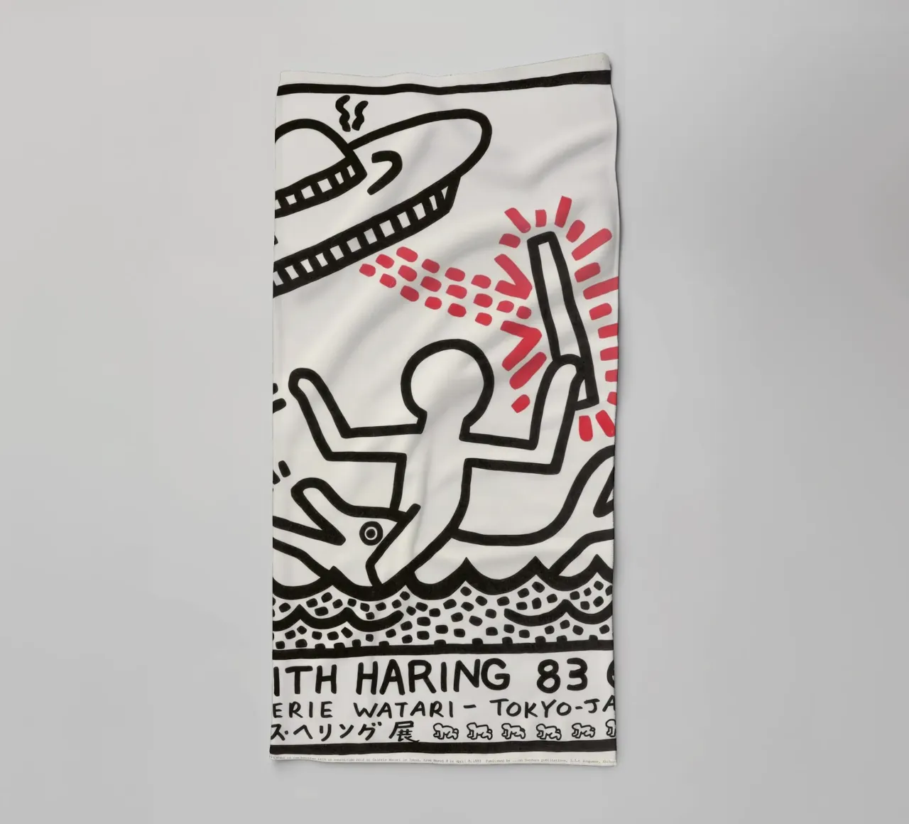Keith Haring UFO Delphin Tokyo Poster Handtuch von ClubArt