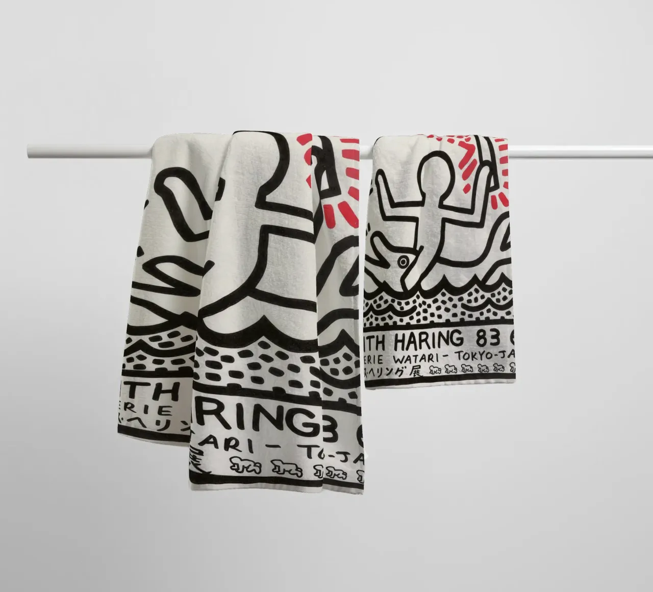 Keith Haring UFO Delphin Tokyo Poster Handtuch von ClubArt