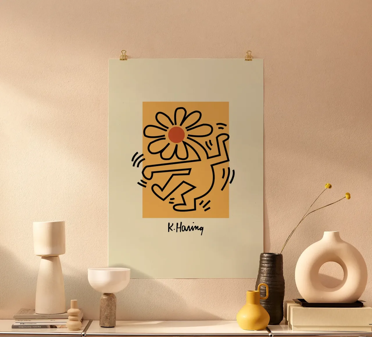 Stampa pop di Keith Haring Flower Figure poster con telaio in plastica da ClubArt