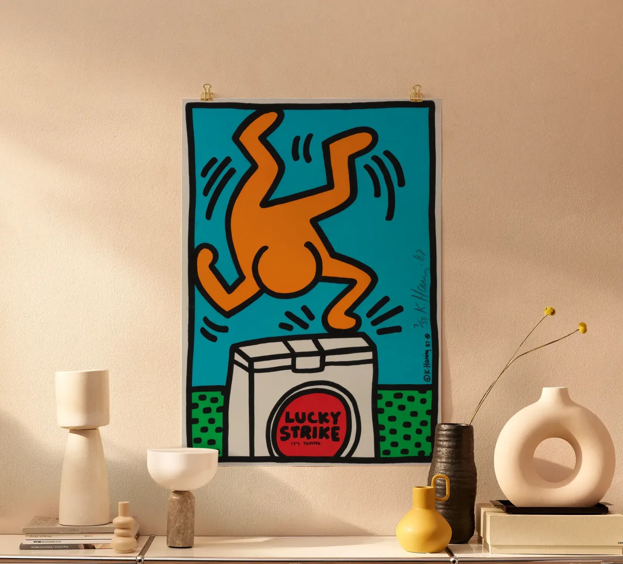 Poster pop art di Keith Haring Lucky Strike poster con telaio in plastica da ClubArt
