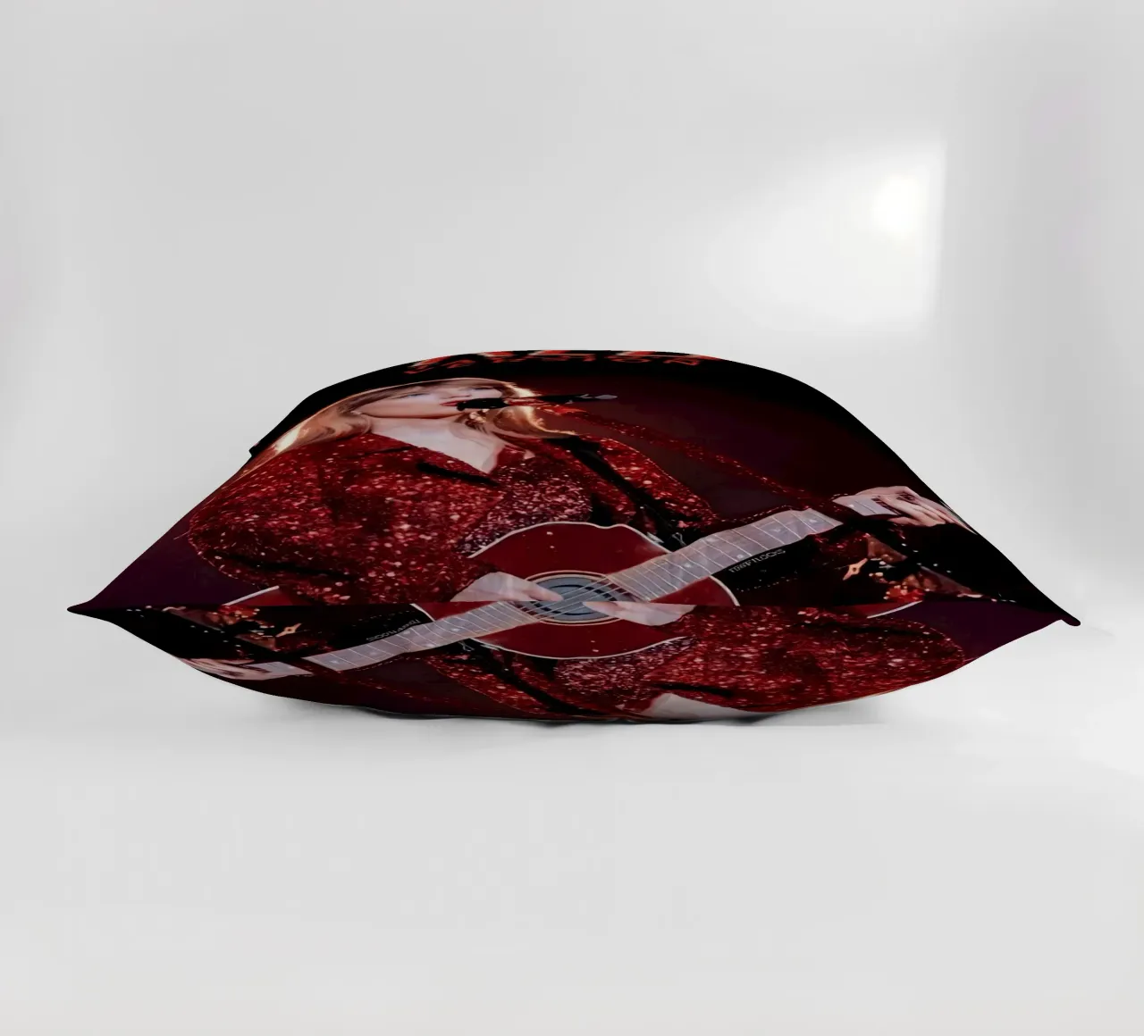 Taylor Swift Red cuscino da Musadad Shop