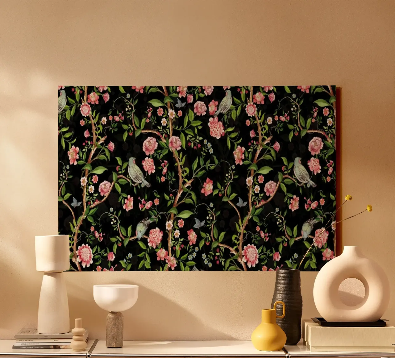 Giardino scuro a cineserie con uccelli, farfalle e fiori tela con Cornice a cassetta da Vintage World - Uta Naumann