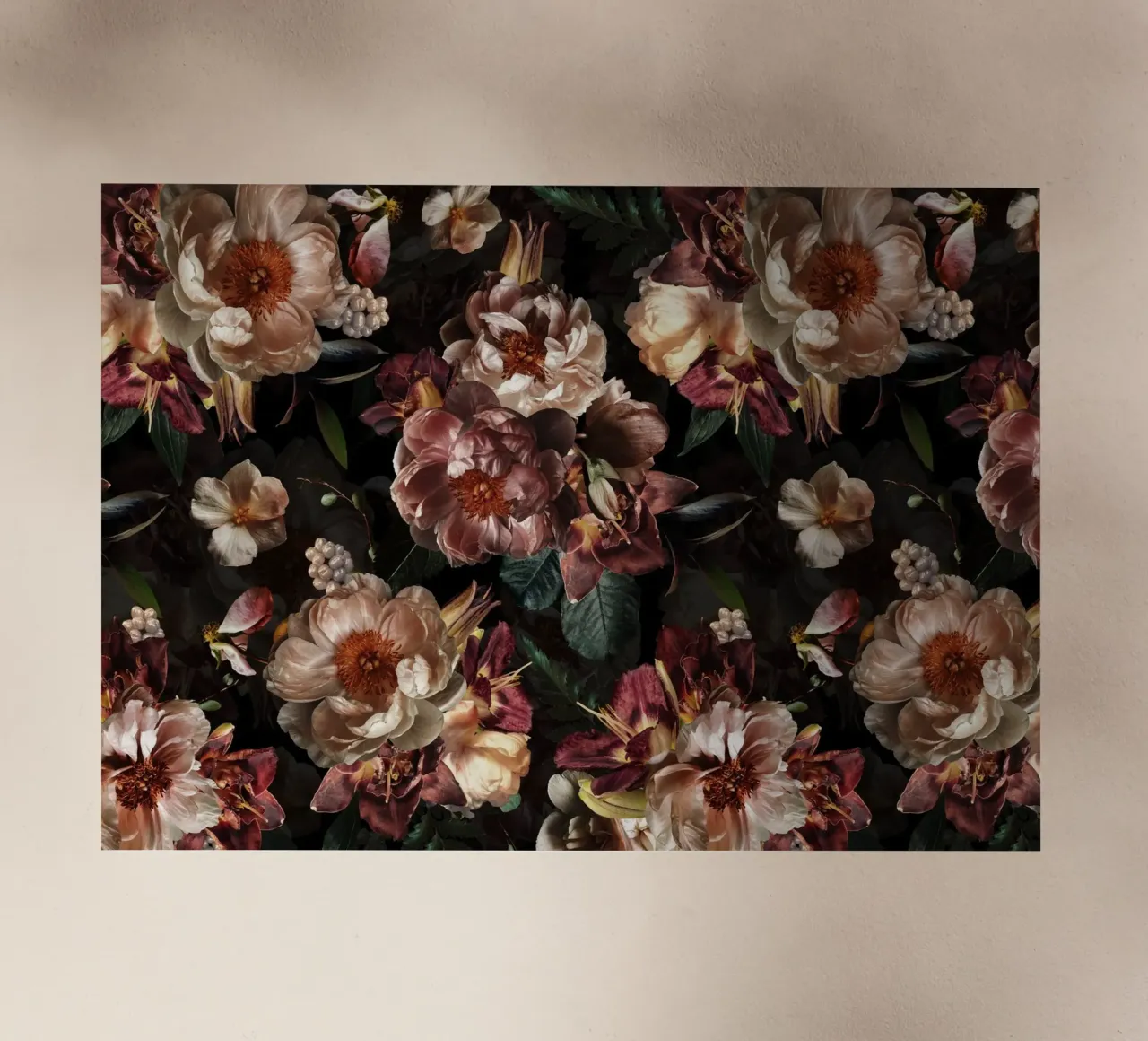 Peonie vintage scure con fiori di orchidea e fiori lussureggianti pellicola backlit da Vintage World - Uta Naumann