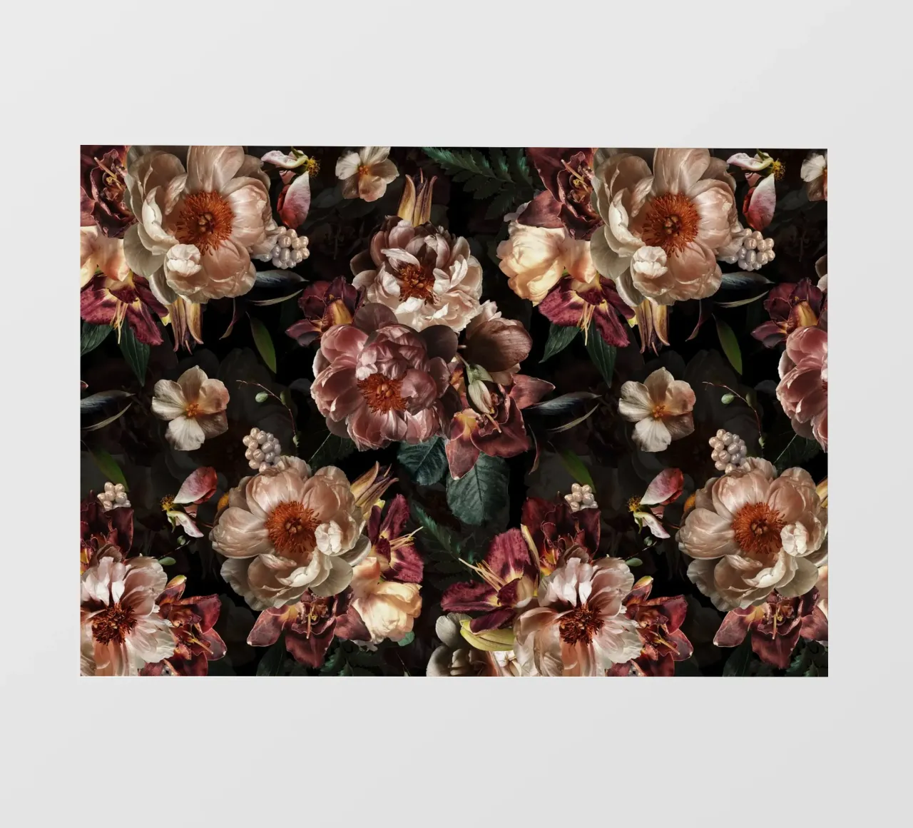 Peonie vintage scure con fiori di orchidea e fiori lussureggianti pellicola backlit da Vintage World - Uta Naumann