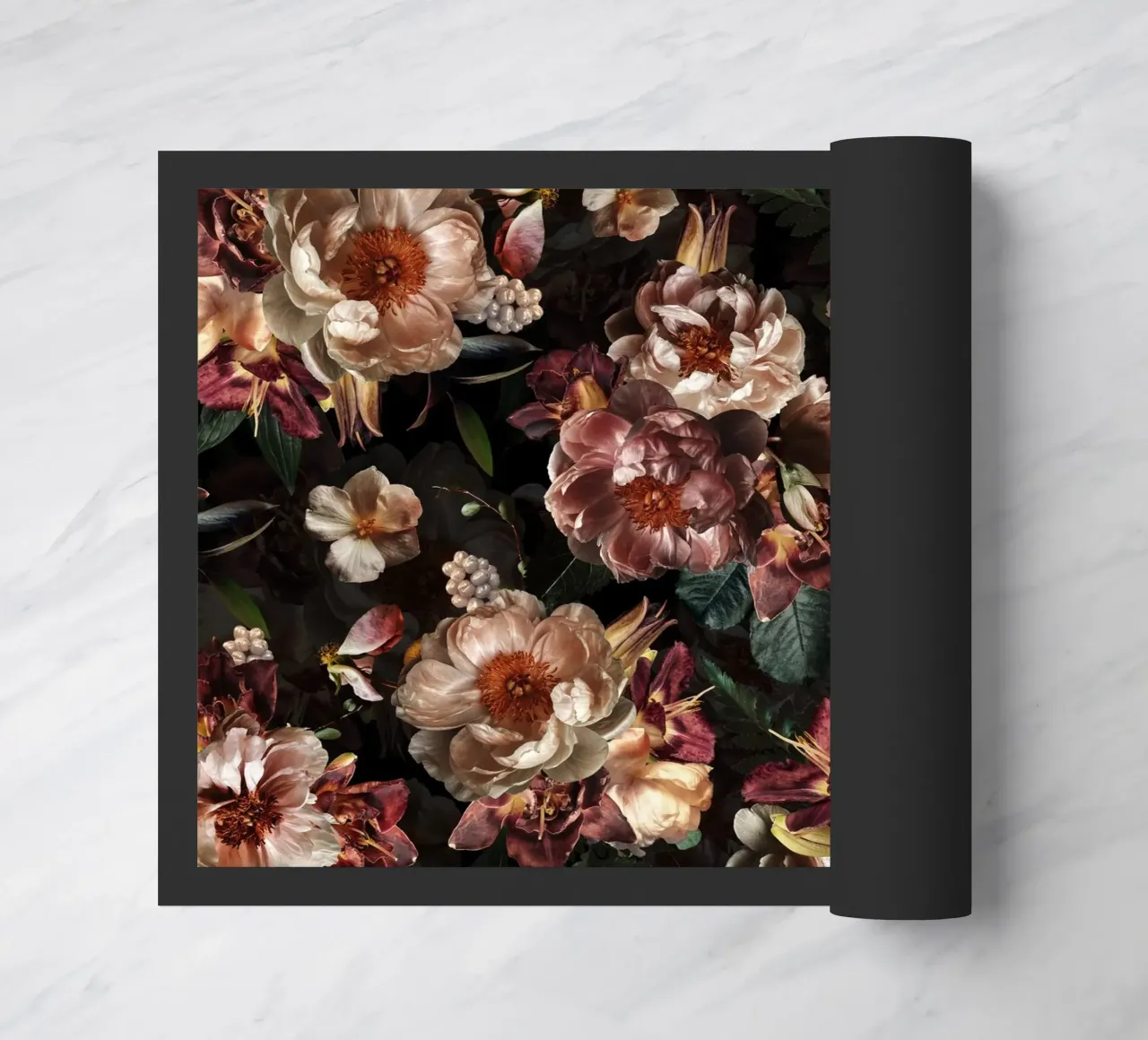 Peonie vintage scure con fiori di orchidea e fiori lussureggianti zerbino da Vintage World - Uta Naumann