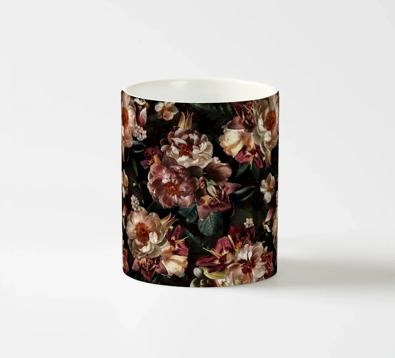 Peonie vintage scure con fiori di orchidea e fiori lussureggianti tazza in ceramica da Vintage World - Uta Naumann
