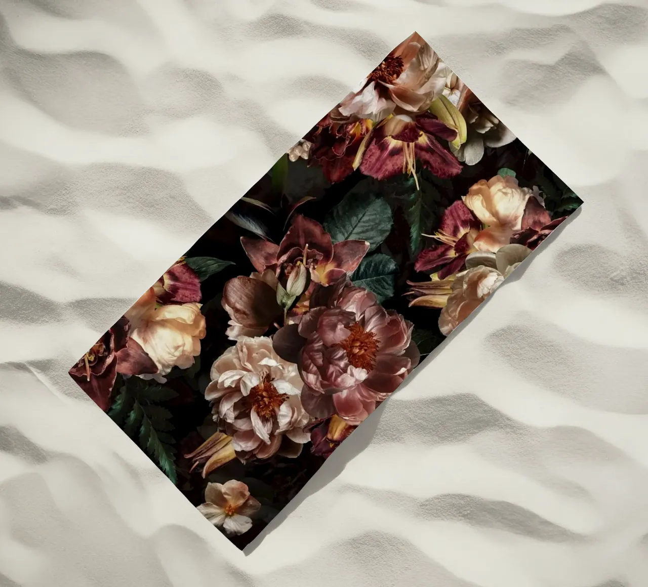 Peonie vintage scure con fiori di orchidea e fiori lussureggianti telo mare da Vintage World - Uta Naumann