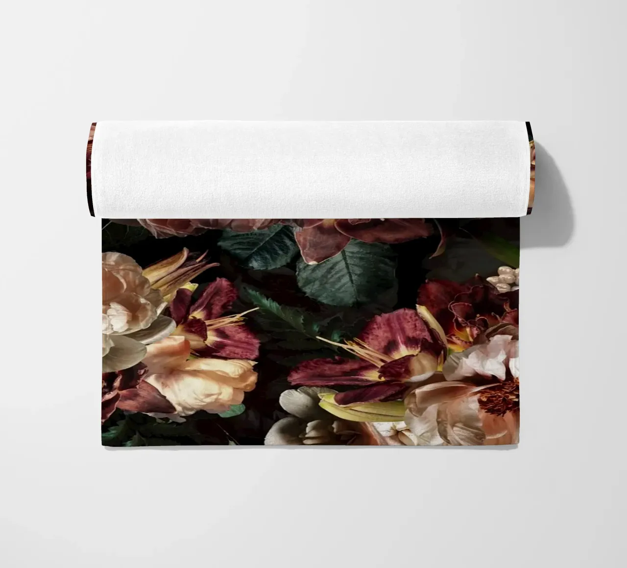 Peonie vintage scure con fiori di orchidea e fiori lussureggianti telo mare da Vintage World - Uta Naumann