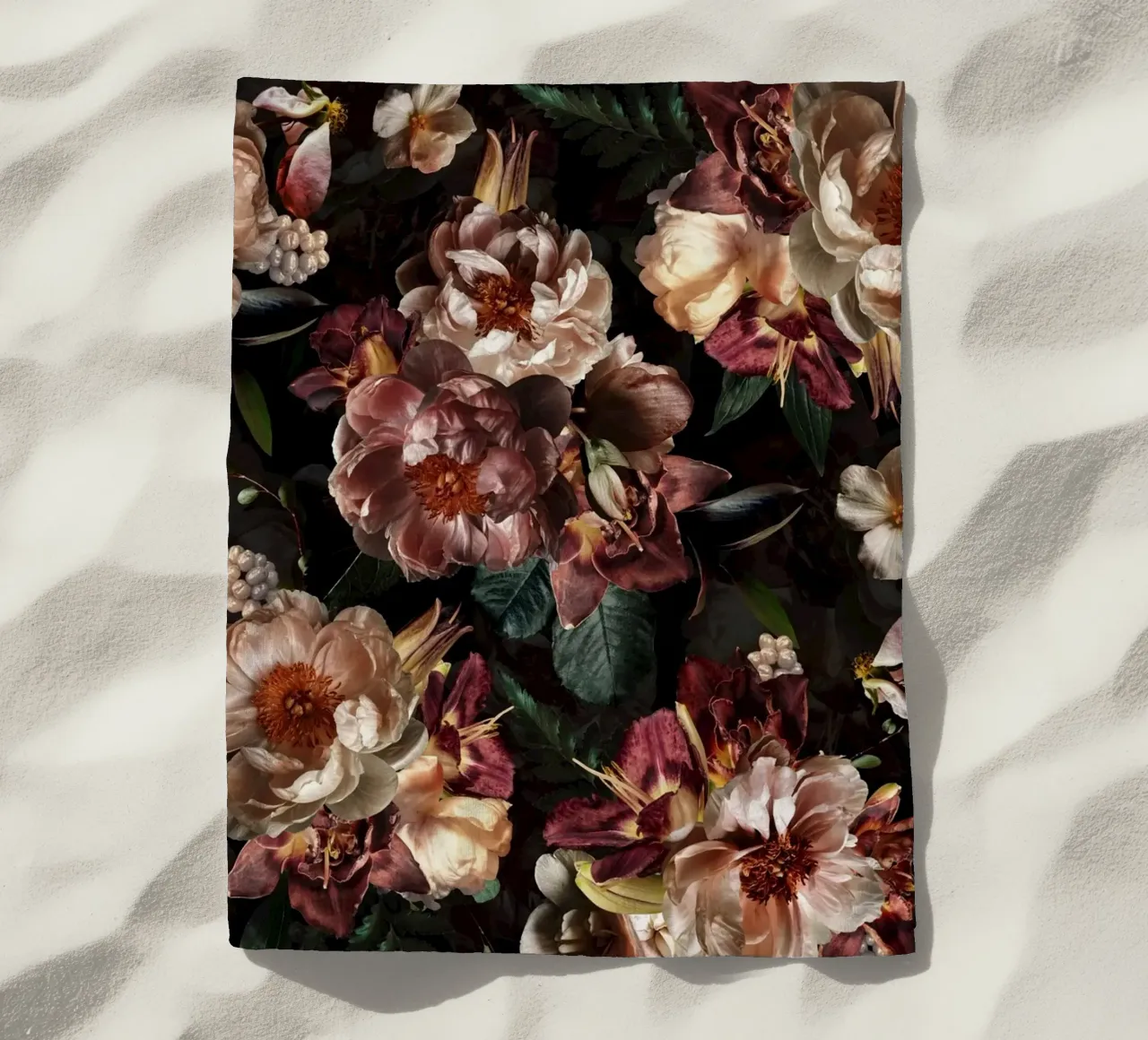 Peonie vintage scure con fiori di orchidea e fiori lussureggianti telo mare da Vintage World - Uta Naumann
