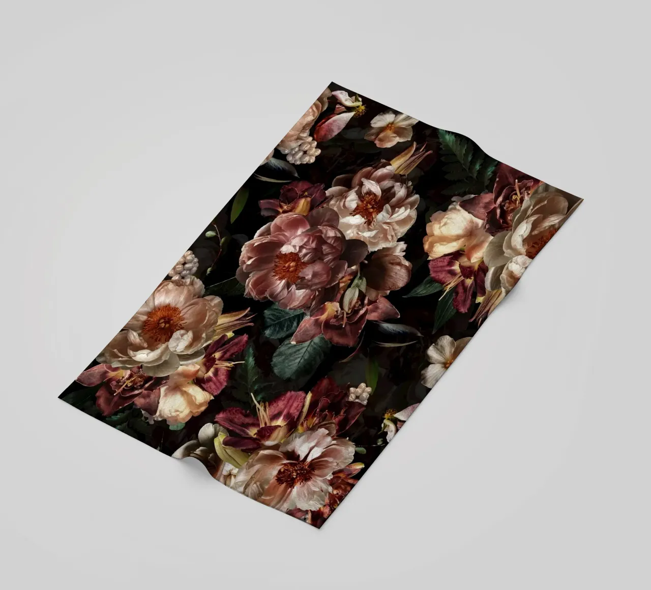 Peonie vintage scure con fiori di orchidea e fiori lussureggianti telo mare da Vintage World - Uta Naumann