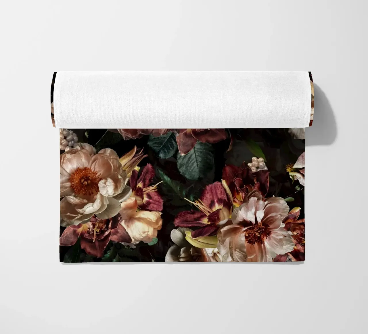 Peonie vintage scure con fiori di orchidea e fiori lussureggianti telo mare da Vintage World - Uta Naumann