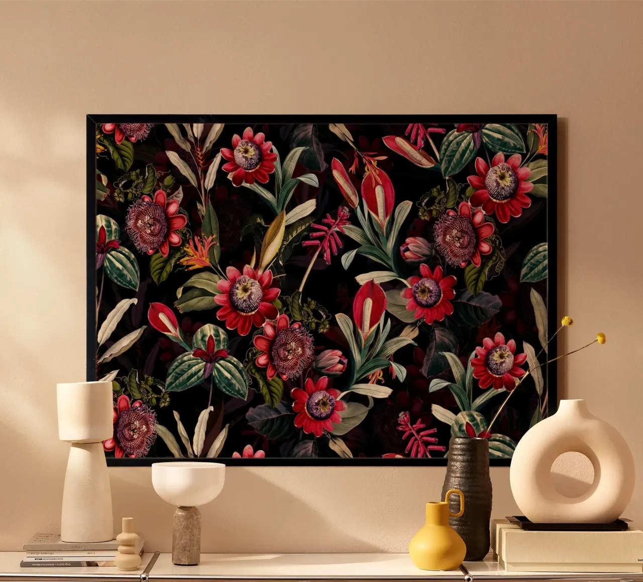Passiflore gotiche scure con giardino notturno tropicale esotico poster con telaio in legno da Vintage World - Uta Naumann