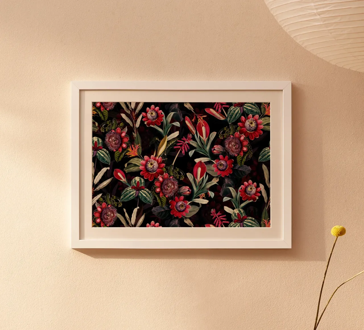 Passiflore gotiche scure con giardino notturno tropicale esotico poster con telaio in legno da Vintage World - Uta Naumann
