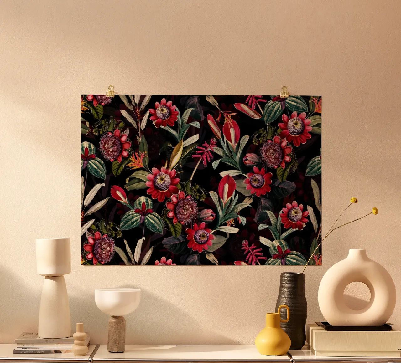 Passiflore gotiche scure con giardino notturno tropicale esotico poster con telaio in legno da Vintage World - Uta Naumann