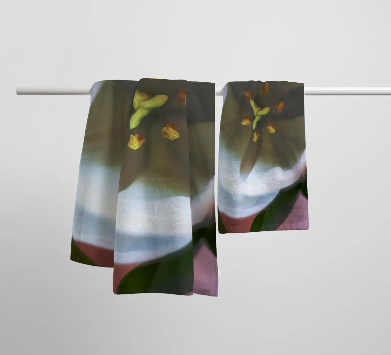 Inner Bloom - Abstract Witte Tulp Fine Art Print badhanddoek van jay