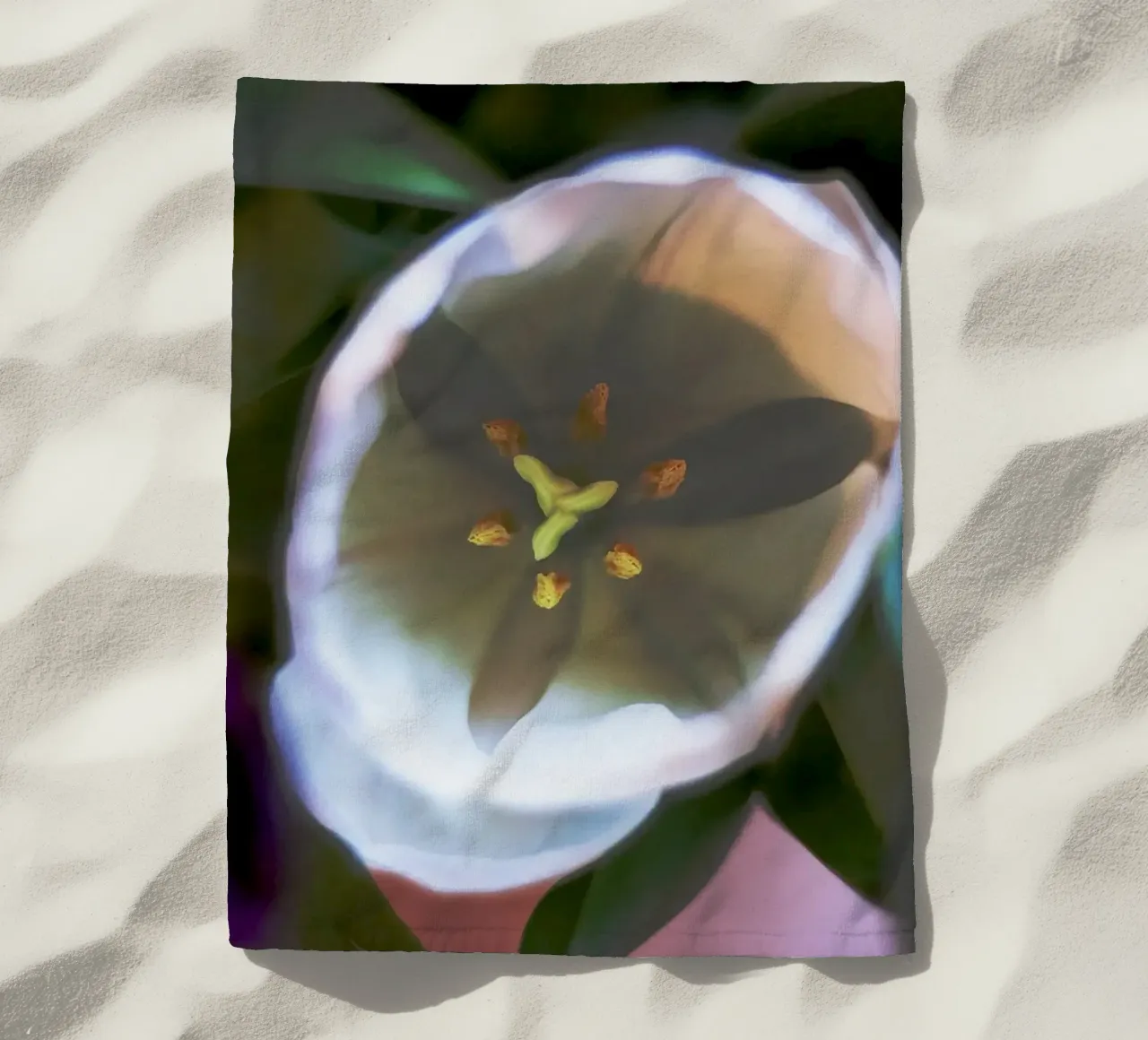 Inner Bloom - Abstract Witte Tulp Fine Art Print strandhanddoek van jay