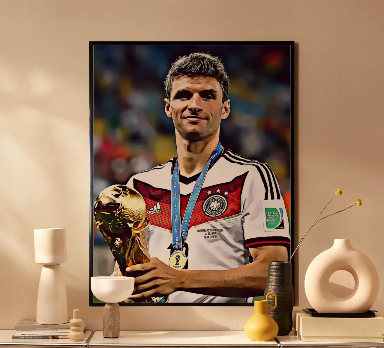 Thomas Müller - La vittoria nella Coppa del Mondo - Digital Art Poster poster con telaio in legno da ArdanART