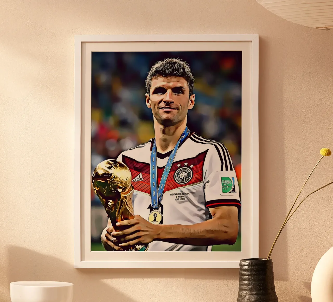 Thomas Müller - La vittoria nella Coppa del Mondo - Digital Art Poster poster con telaio in legno da ArdanART