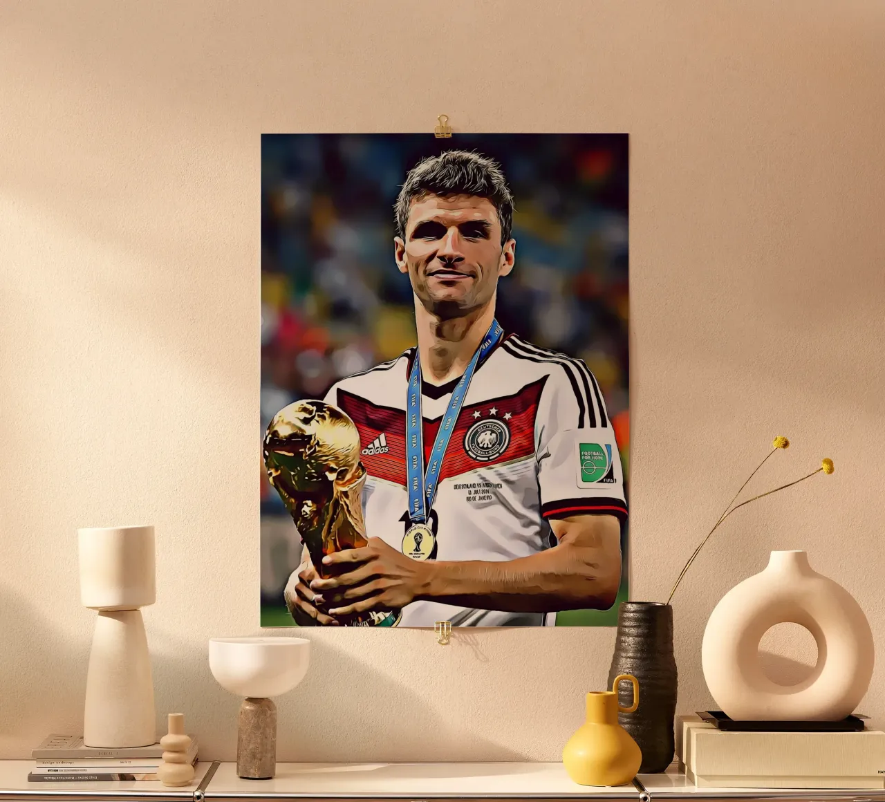 Thomas Müller - La vittoria nella Coppa del Mondo - Digital Art Poster poster con telaio in legno da ArdanART