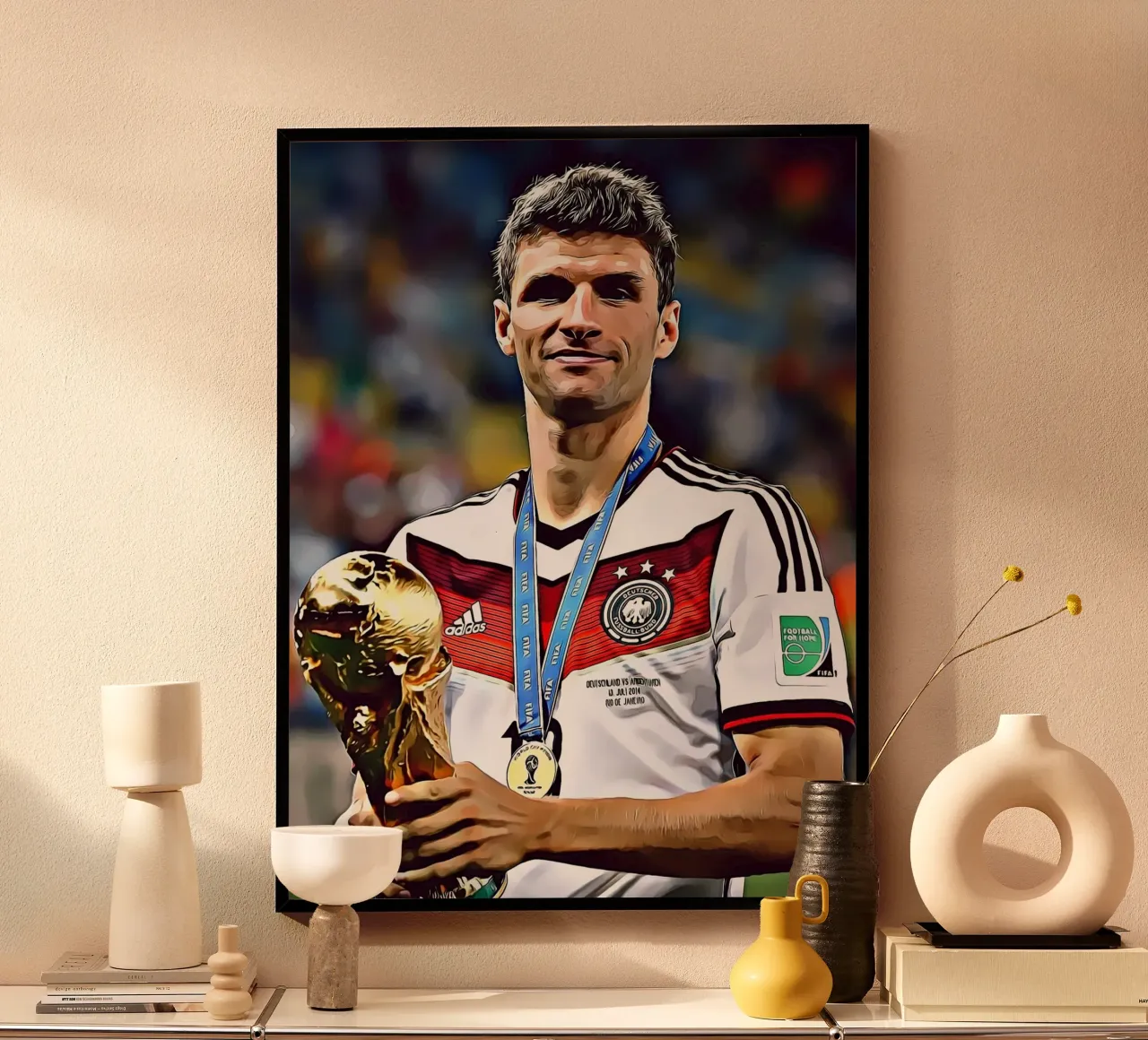 Thomas Müller - La vittoria nella Coppa del Mondo - Digital Art Poster poster con telaio in legno da ArdanART