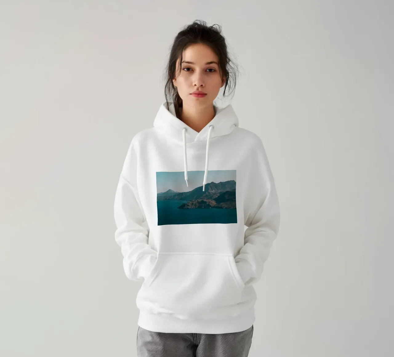 montagna che sorge dal mare felpa con cappuccio da Earthly Visions