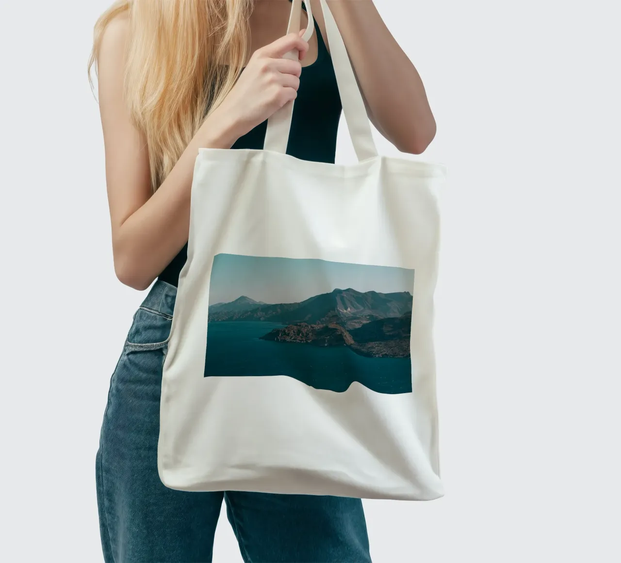 montagna che sorge dal mare borsa in juta da Earthly Visions