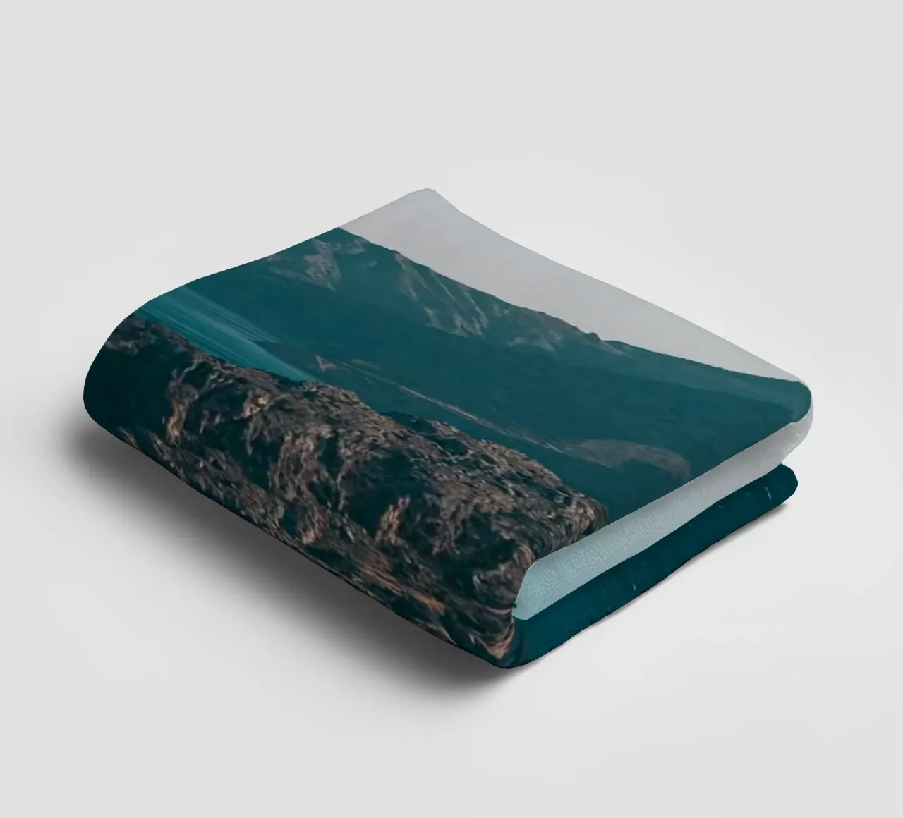 montagna che sorge dal mare asciugamano da bagno da Earthly Visions