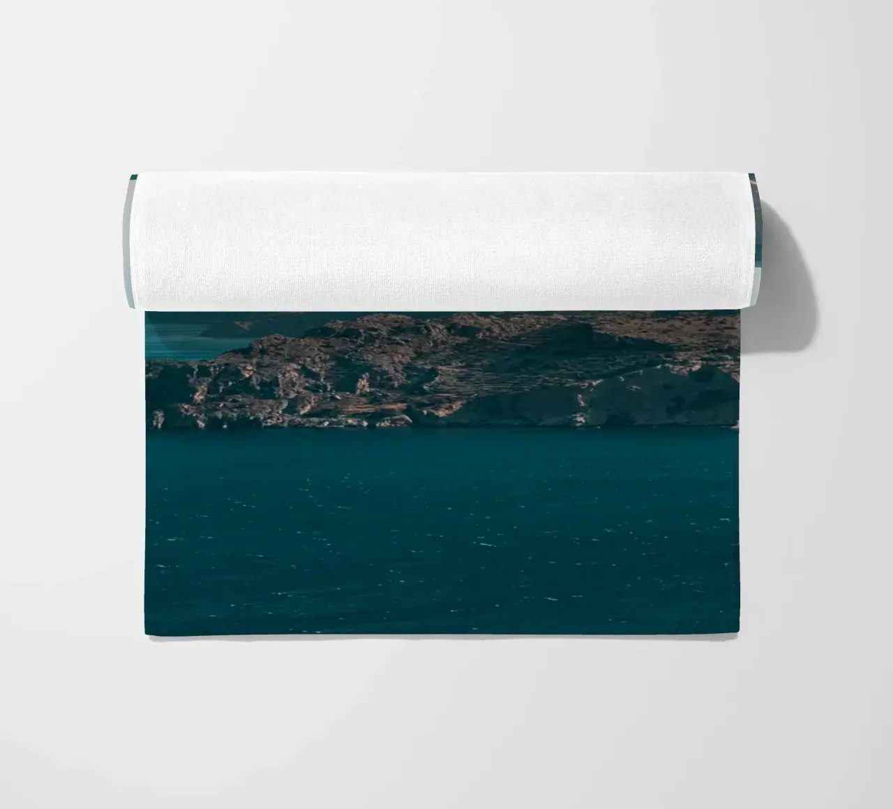 montagna che sorge dal mare telo mare da Earthly Visions