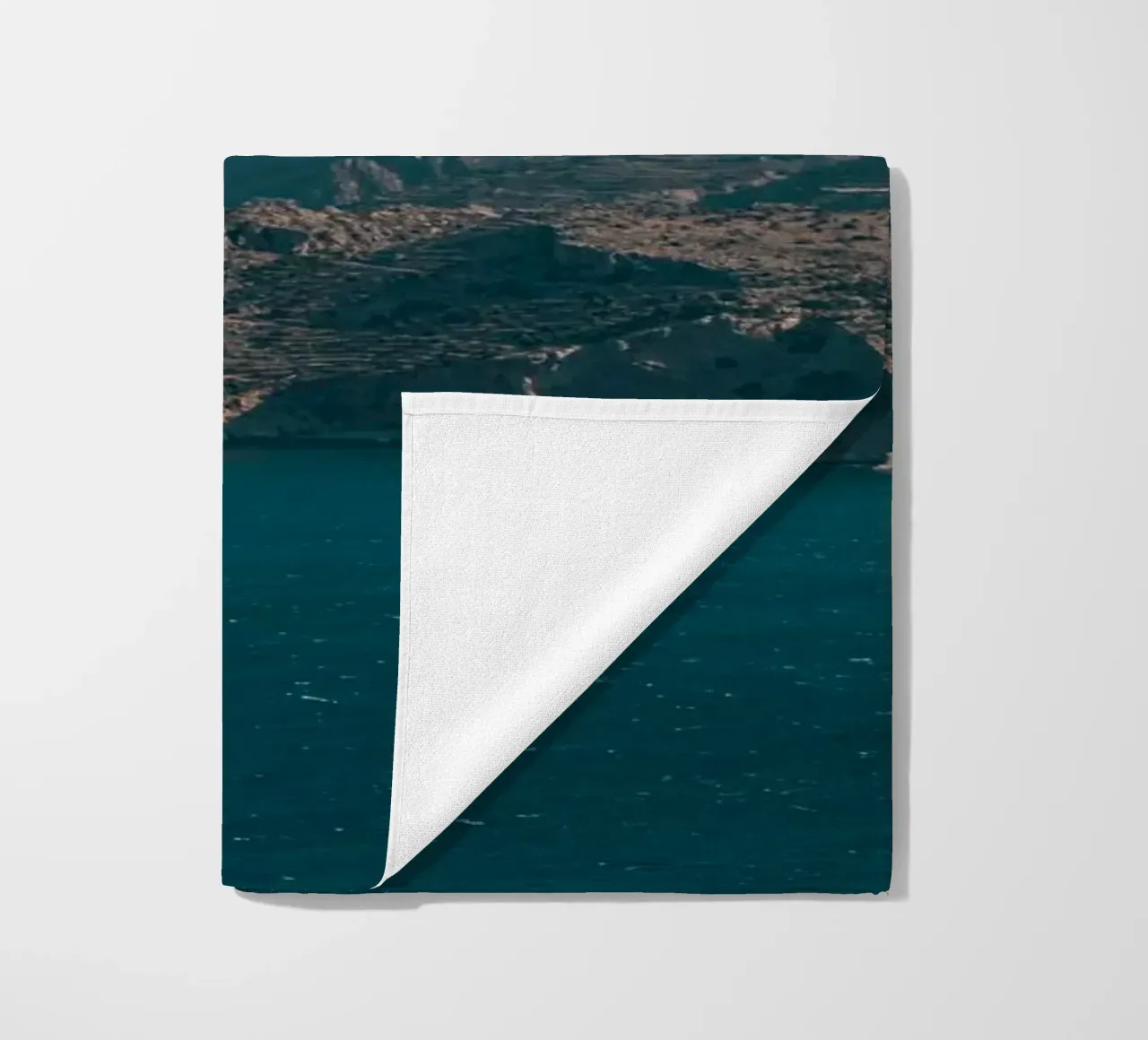 montagna che sorge dal mare telo mare da Earthly Visions
