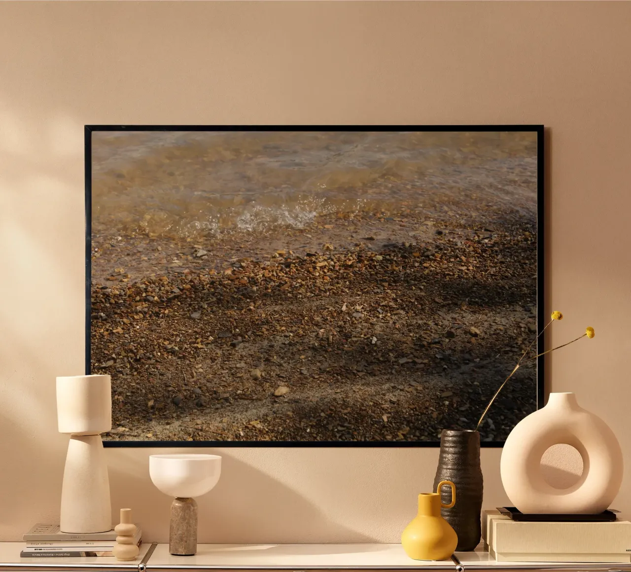 sabbia e ciottoli in riva al lago poster con telaio in plastica da Earthly Visions