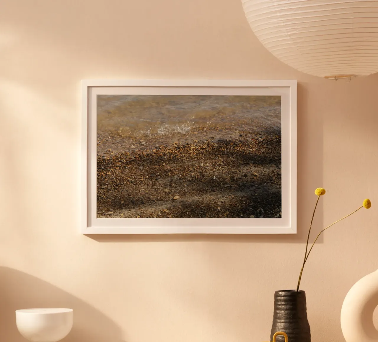 sabbia e ciottoli in riva al lago poster con telaio in plastica da Earthly Visions