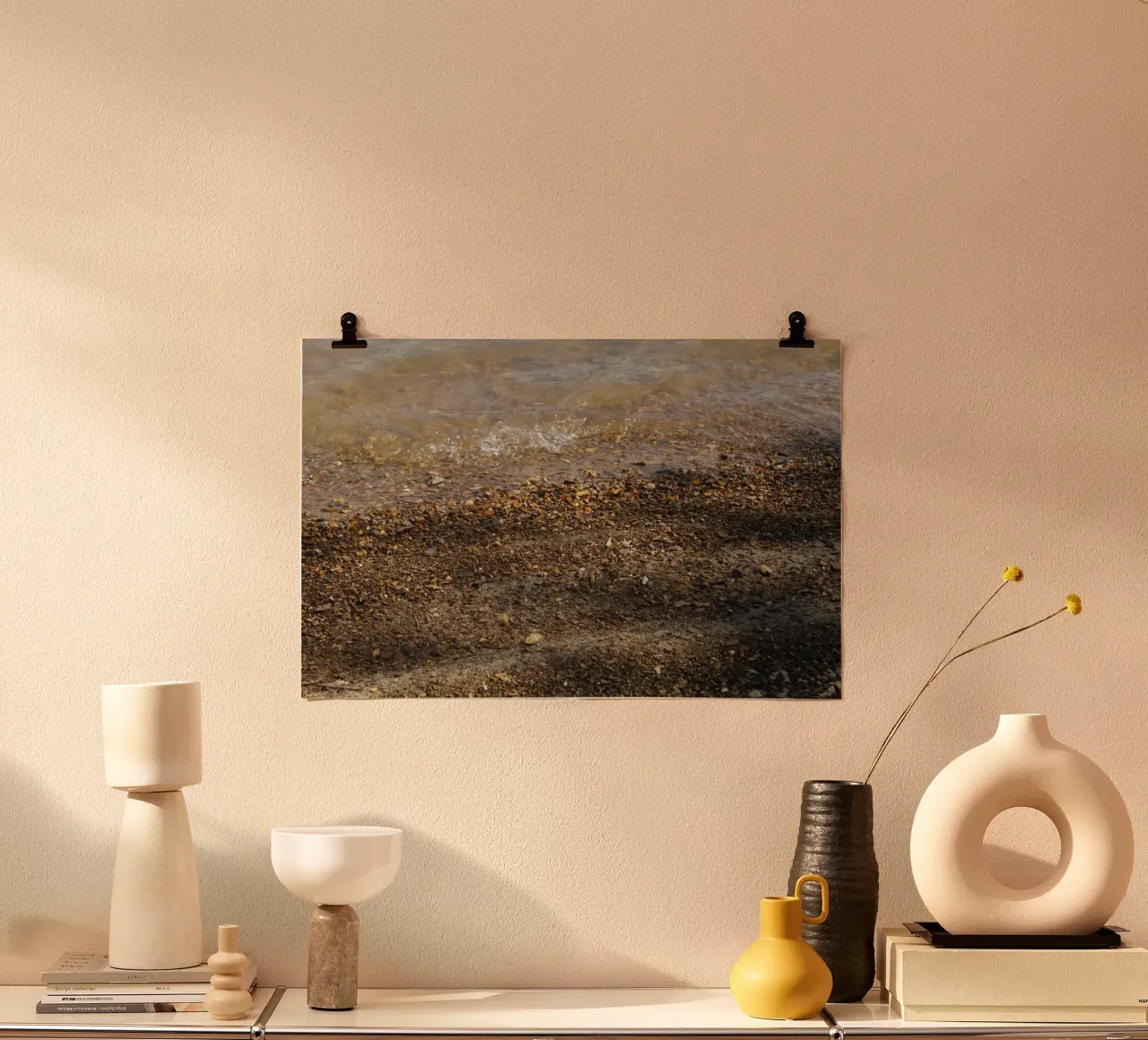 sabbia e ciottoli in riva al lago poster con telaio in plastica da Earthly Visions