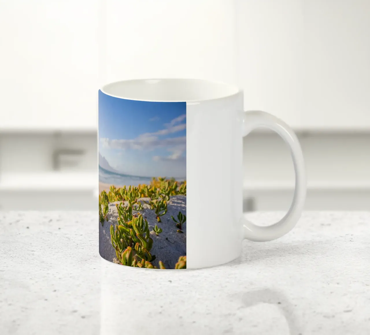cactus che crescono in riva al mare tazza in ceramica da Earthly Visions