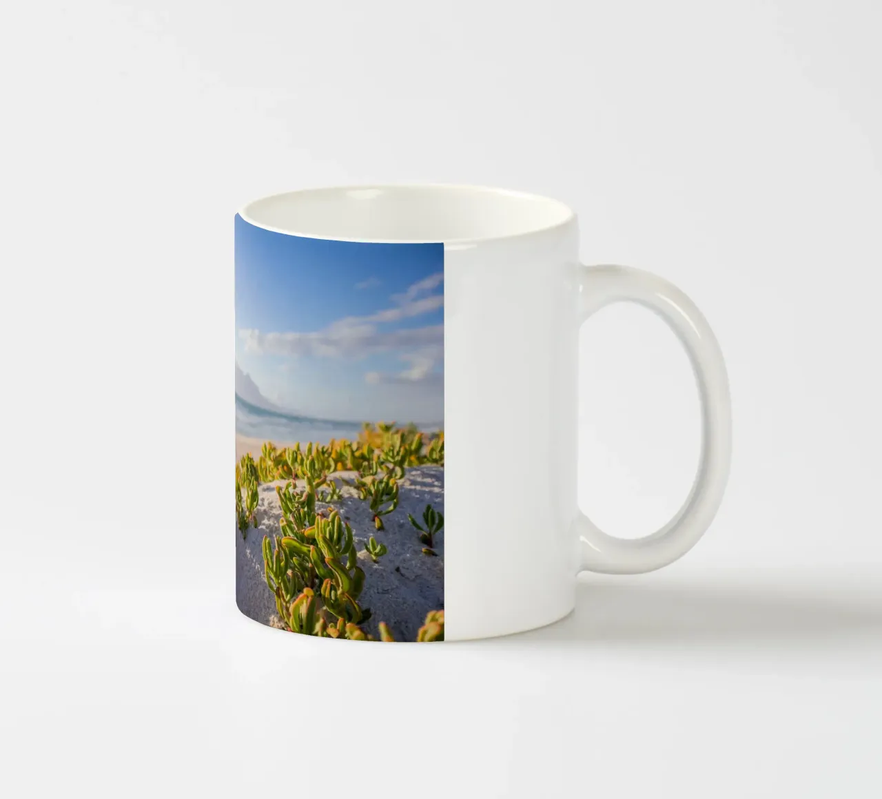 cactus che crescono in riva al mare tazza in ceramica da Earthly Visions
