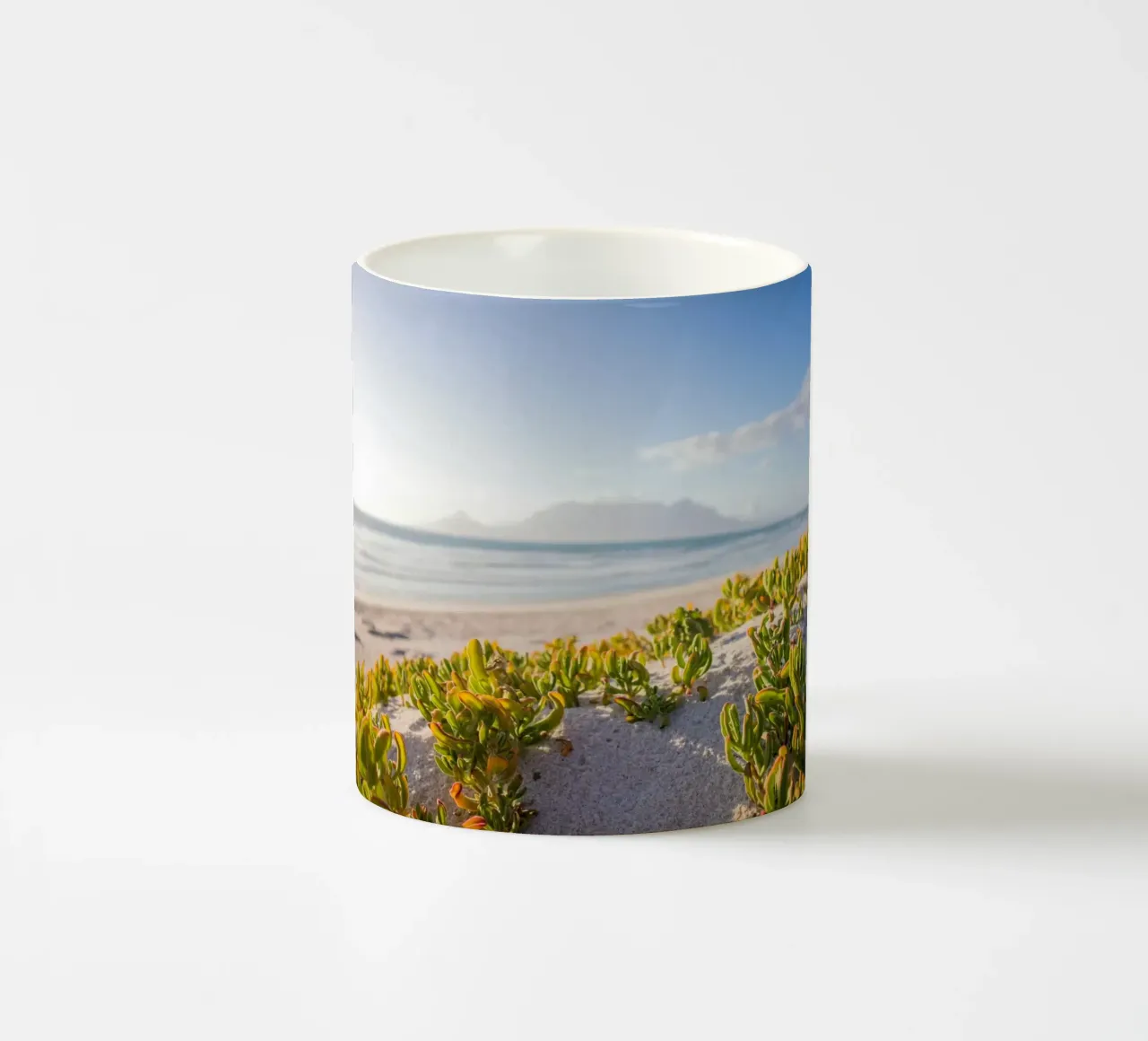 cactus che crescono in riva al mare tazza in ceramica da Earthly Visions