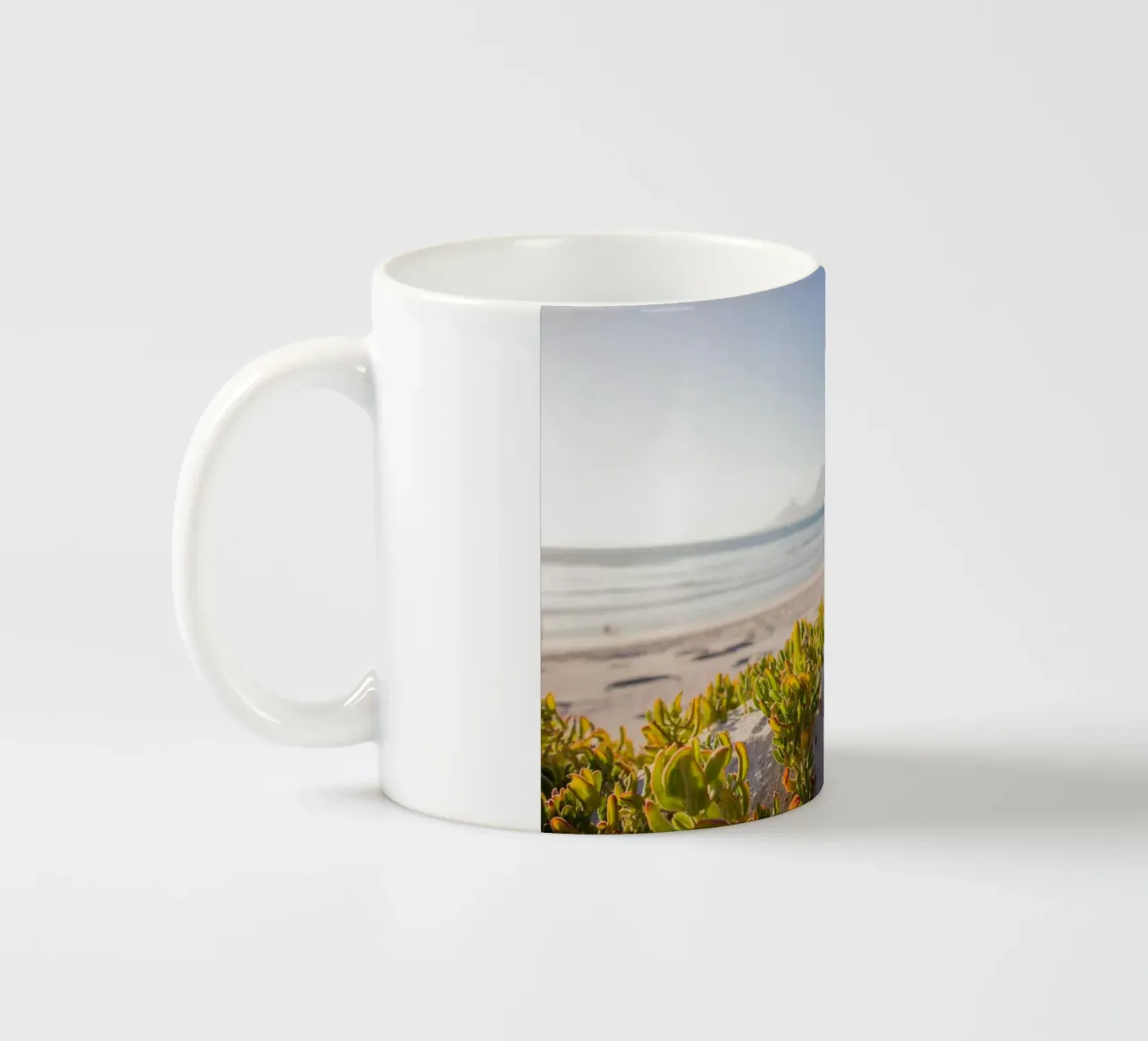 cactus che crescono in riva al mare tazza in ceramica da Earthly Visions