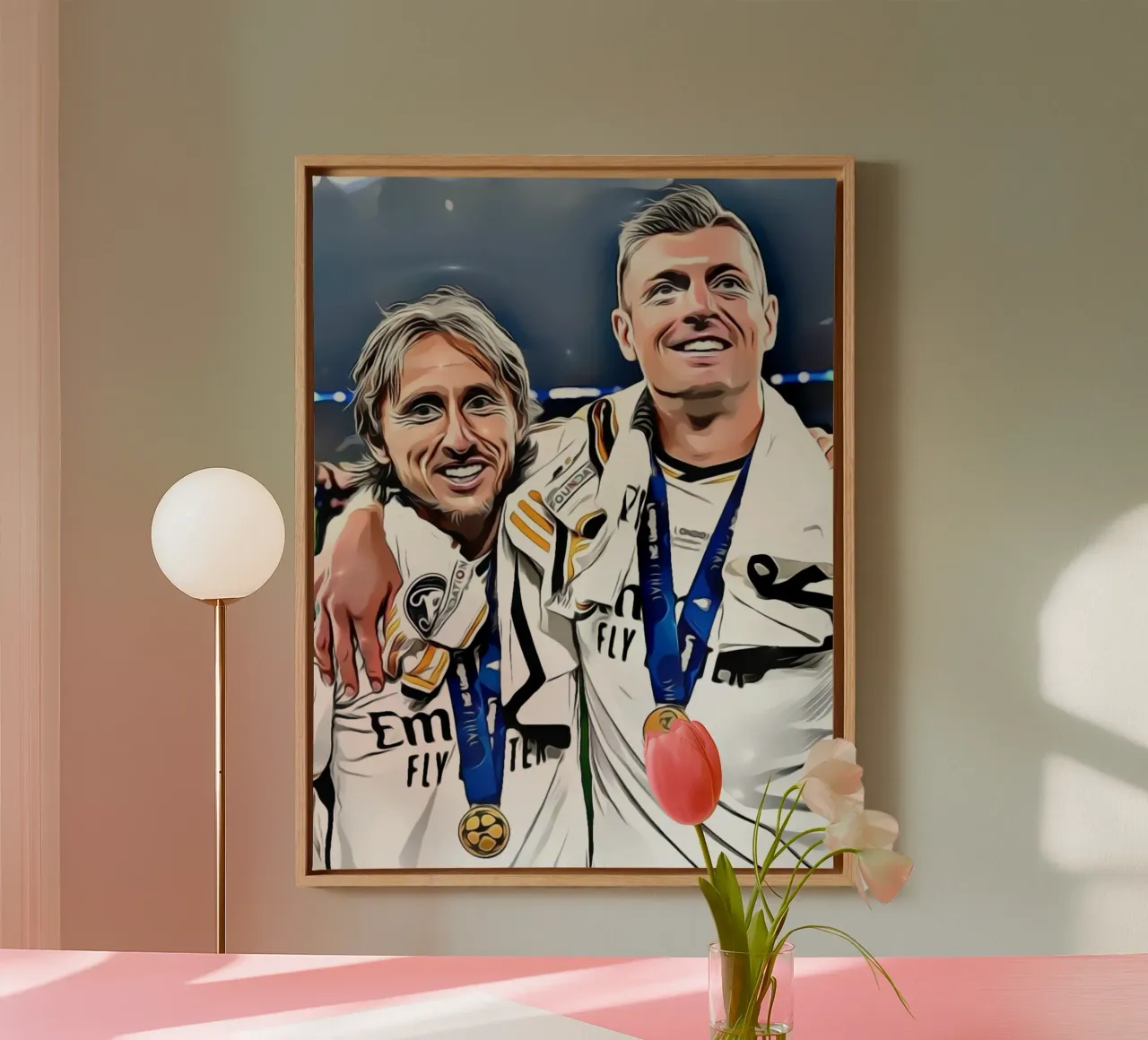 Luca Modric und Toni Kroos Leinwand mit Schattenfugenrahmen von dark eagle