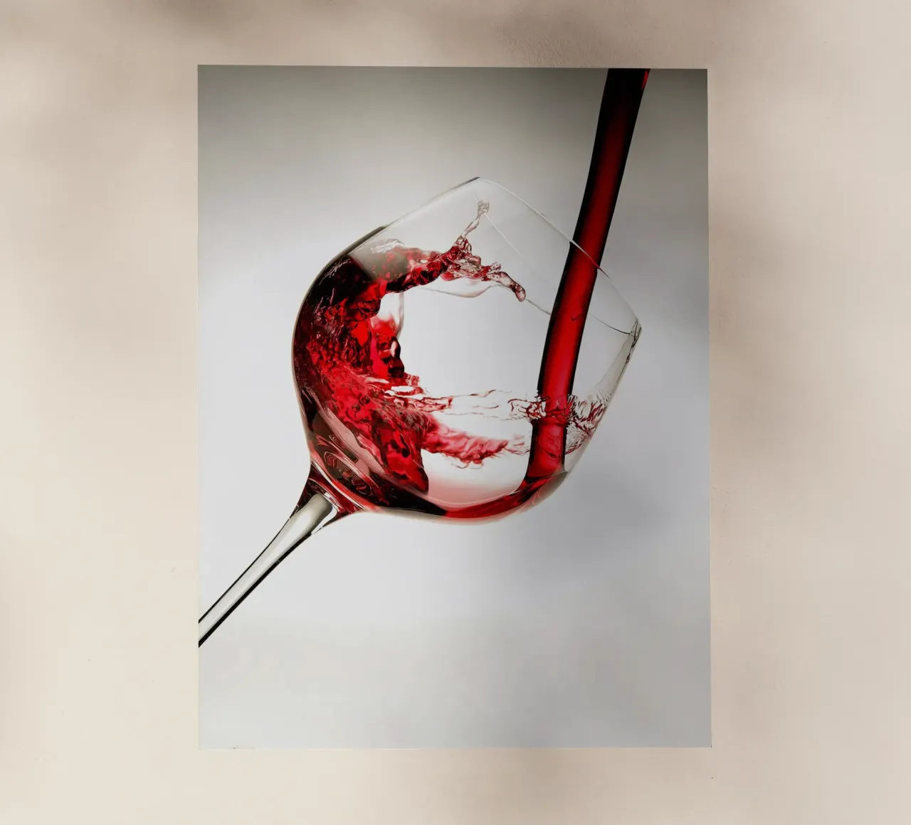 Vino rosso in un bicchiere pellicola backlit da hanna shop
